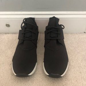 black reebok tennis shoes